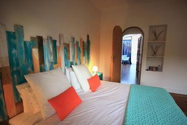 Cascais Cool Hostel Suites & Pool