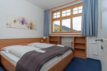 هتل Davos Inn