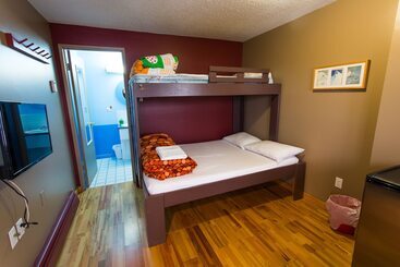 旅馆 The Raging Elk Adventure Lodging