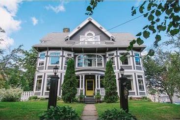 تختخواب و صبحانه The Hillhurst Inn