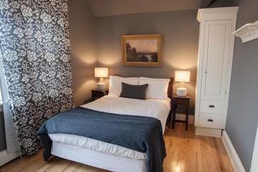 تختخواب و صبحانه The Hillhurst Inn
