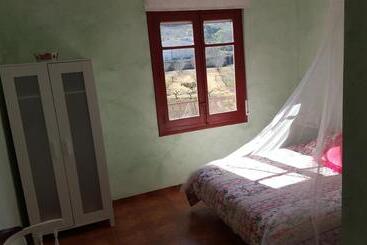 فندق صغير Hostal A La Sombra Del Laurel