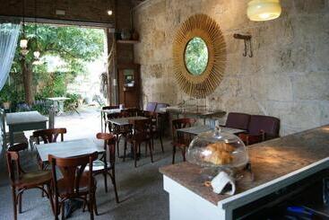 تختخواب و صبحانه Flora