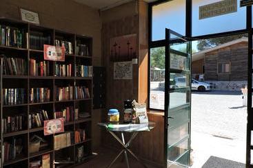 مُتل Hostal   Bungalows Camping Cáceres