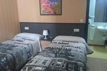 مُتل Hostal   Bungalows Camping Cáceres