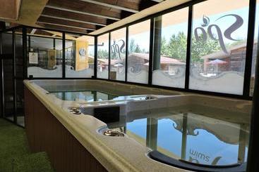 مُتل Hostal   Bungalows Camping Cáceres