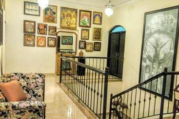 هتل 1265 Crescent Villa