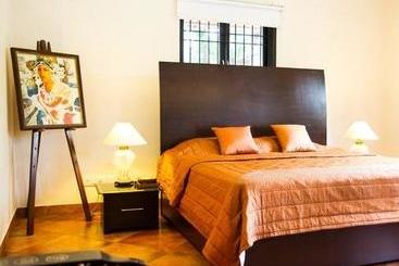 هتل 1265 Crescent Villa