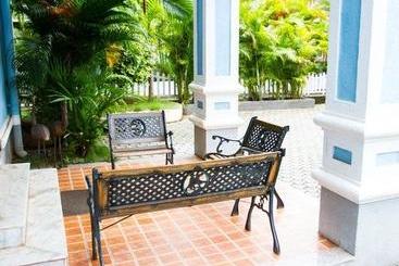 هتل 1265 Crescent Villa