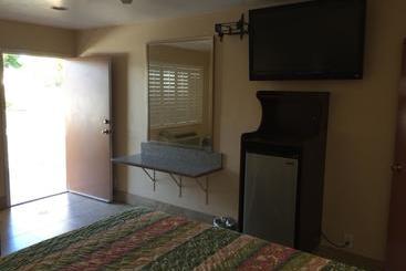 مُتل Foxy S Motor Inn On Florence & Hoover St