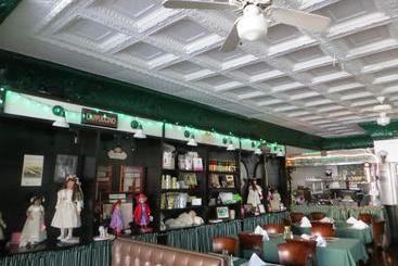 تختخواب و صبحانه The Polo Inn Bridgeport U.s.a