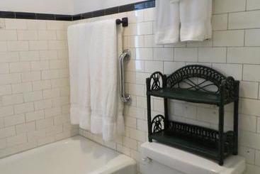 تختخواب و صبحانه The Polo Inn Bridgeport U.s.a