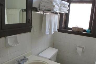 تختخواب و صبحانه The Polo Inn Bridgeport U.s.a
