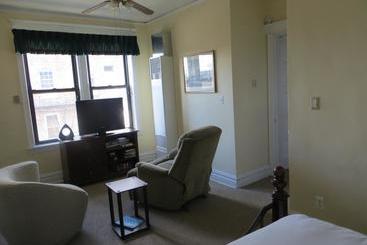 تختخواب و صبحانه The Polo Inn Bridgeport U.s.a