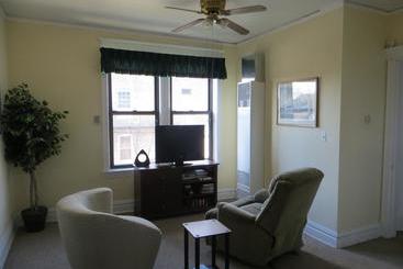 تختخواب و صبحانه The Polo Inn Bridgeport U.s.a