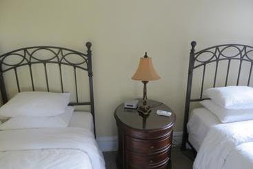 تختخواب و صبحانه The Polo Inn Bridgeport U.s.a