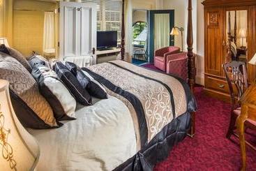 هتل Stonehurst Manor Including Breakfast And Dinner