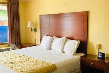 فندق على الطريق River Side Inn
