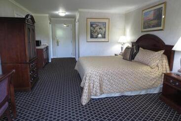 استراحتگاه Roosevelt Inn & Suites Saratoga Springs