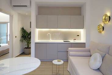 هتل آپارتمان Golden Luxury Suites