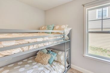 コテージ Charming Oak Island Beach House W/ Fire Pit & Yard