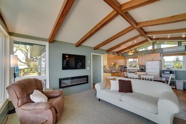 קוטג'' Dreamy Lake Poinsett Cabin W/ Deck, Dock & Views!