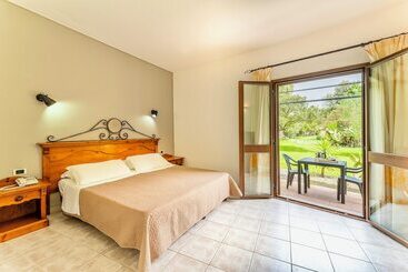 호텔 With Swmming Pool In Arborea Just 600 Meters From The Sea