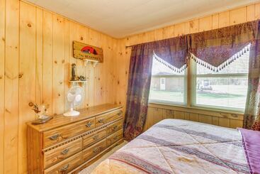 별장 Private Lakefront Emily Home W/ Yard & Fire Pit!