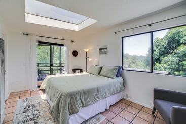 별장 Treetop Topanga Cabin W/ Deck & Mountain Views!