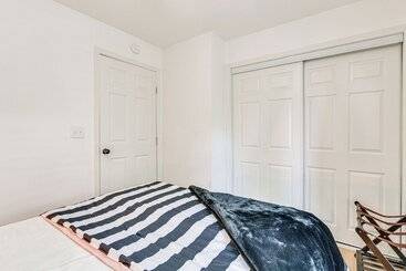 קוטג'' Riverfront Springfield Home W/ Scenic Deck & Dock!