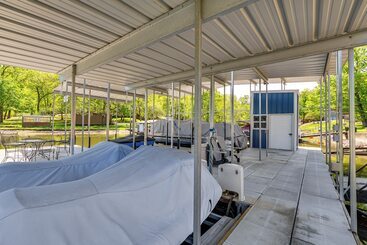茅舍 Private Dock & Deck: Waterfront Camdenton Home!