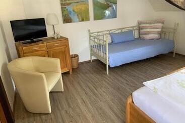 ホテル Weinhaus Serwazi Zenzen