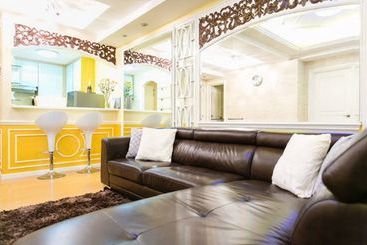 هتل Avant Apartments At The Fort