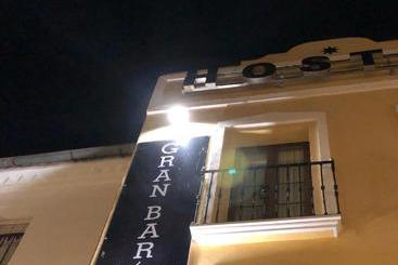 هتل Hostal Plaza