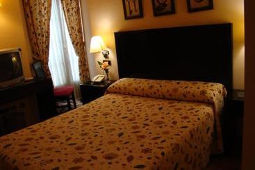 هتل Hostal Plaza