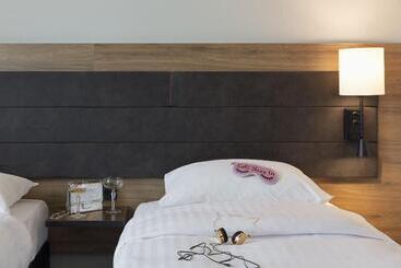 هتل Moxy Stuttgart Airport/messe
