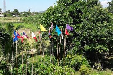 בית מלון כפרי The Sale Hub