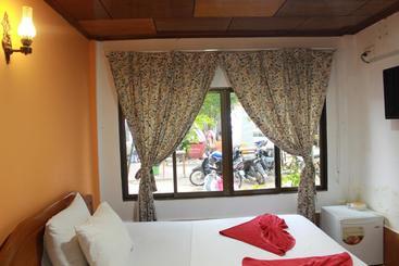 هتل Two Easy Bungalow