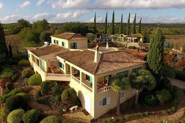 تختخواب و صبحانه Quinta Soria Moria