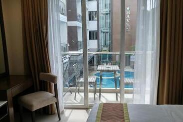 בית מלון כפרי Boracay Haven Suites