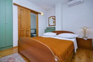 پانسیون House Topic