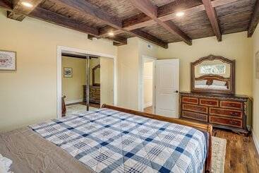 קוטג'' Del Rey Oaks Vacation Home W/ Mini Golf Course!