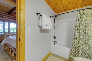 コテージ Sunset & Mountain Views: Scenic Sylva Log Cabin!