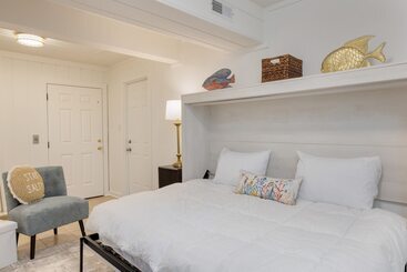 Conch Cottage By Avantstay Walk To Beach, Deck, Fireplace, Outdoor Dining