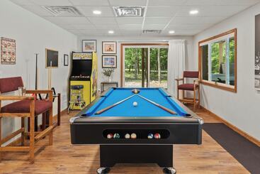 بيت ريفى Maple Oasis By Avantstay Newly Built W/ Hot Tub, Game Room & Fire Pit