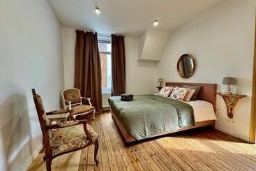 تختخواب و صبحانه Art House Rooms