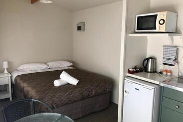 מוטל The Clive Hideaway