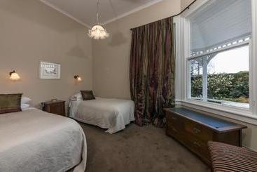 تختخواب و صبحانه Anglesea Inn