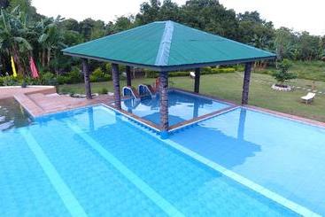 تختخواب و صبحانه Mahogany Upland Resort