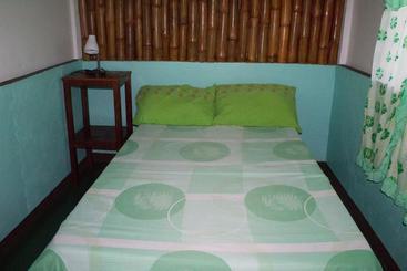 تختخواب و صبحانه Mahogany Upland Resort